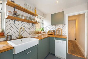 Basic Apartment, 1 King Bed | Private kitchen