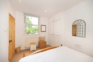 Basic Apartment, 1 King Bed