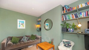 Unclassified image, 3 of 14, button - Stunning 1BD Flat Opposite the Park - Peckham Rye (London)