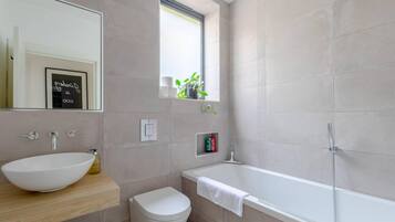 Basic Apartment, 1 Double Bed | Bathroom