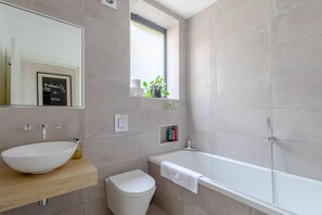 Basic Apartment, 1 Double Bed | Bathroom | Towels, soap, shampoo, toilet paper