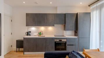 Basic Apartment, 1 Double Bed | Private kitchen