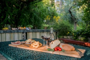 Outdoor dining - Villa Liberty - Private villa, 4 bedrooms, pool use, airco, wifi, see, Marche (Osimo)