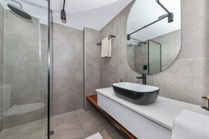Basic-Apartment, 1 King-Bett | Badezimmer | Dusche, Handtücher, Seife, Shampoo