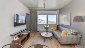 Basic Apartment, 1 Katil Raja (King) | Ruang tamu | TV 
