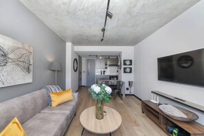 Apartemen Basic, 1 Tempat Tidur King | Area keluarga | TV