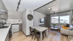 Basic Apartment, 1 Katil Raja (King) | Dapur peribadi | Peti sejuk, ketuhar gelombang mikro, ketuhar, dapur 
