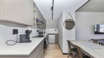 Apartamento básico, 1 cama King | Cozinha privada | Geladeira, micro-ondas, fogão, cooktop