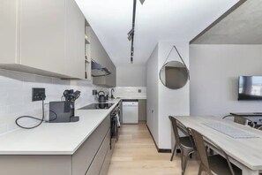 Apartamento básico, 1 cama de matrimonio grande | Cocina privada | Frigorífico, microondas, horno y placa de cocina