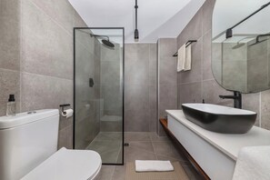 Apartamento básico, 1 cama King | Banheiro | Chuveiro, toalhas de banho, sabonete, shampoo