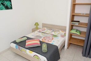 2 habitaciones, tabla de planchar con plancha y cuna de viaje 