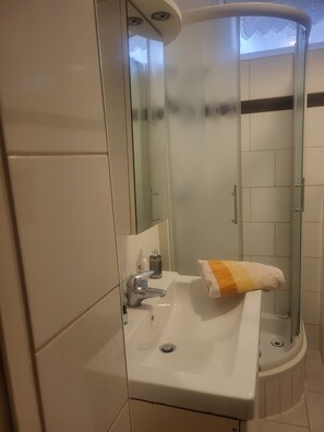 Shower, hair dryer, towels, soap - Royals Habsburg near Sissy´s castle Schönbrunn U3 City breakfast pet kid terrace (Wien)