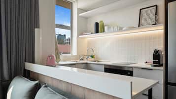 Grand studio | Privékeuken | Een koelkast, een microgolfoven, een oven, een kookplaat