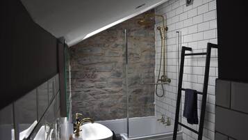 Cottage | Bathroom | Combined shower/bathtub, deep-soaking bathtub, hair dryer, towels