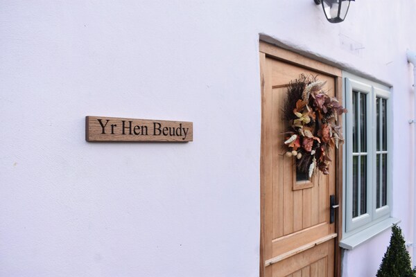 Yr Hen Beudy, Barn Conversion, Sleeps 4, Dogs Ok - Laugharne