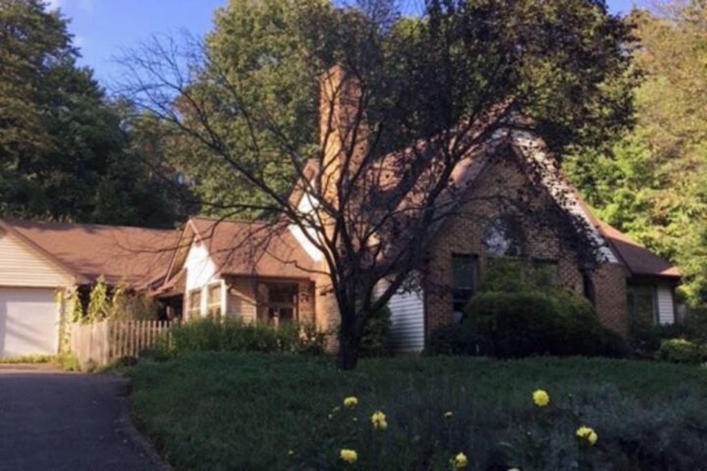Near Hospital. Comfort at Home:Private Guest Room & Kitchenette. Long Term Stay.