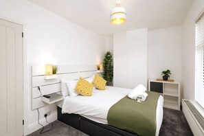 2 bedrooms, desk, iron/ironing board, travel crib