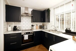 Køleskab, mikrobølgeovn, ovn, kaffe-/temaskine