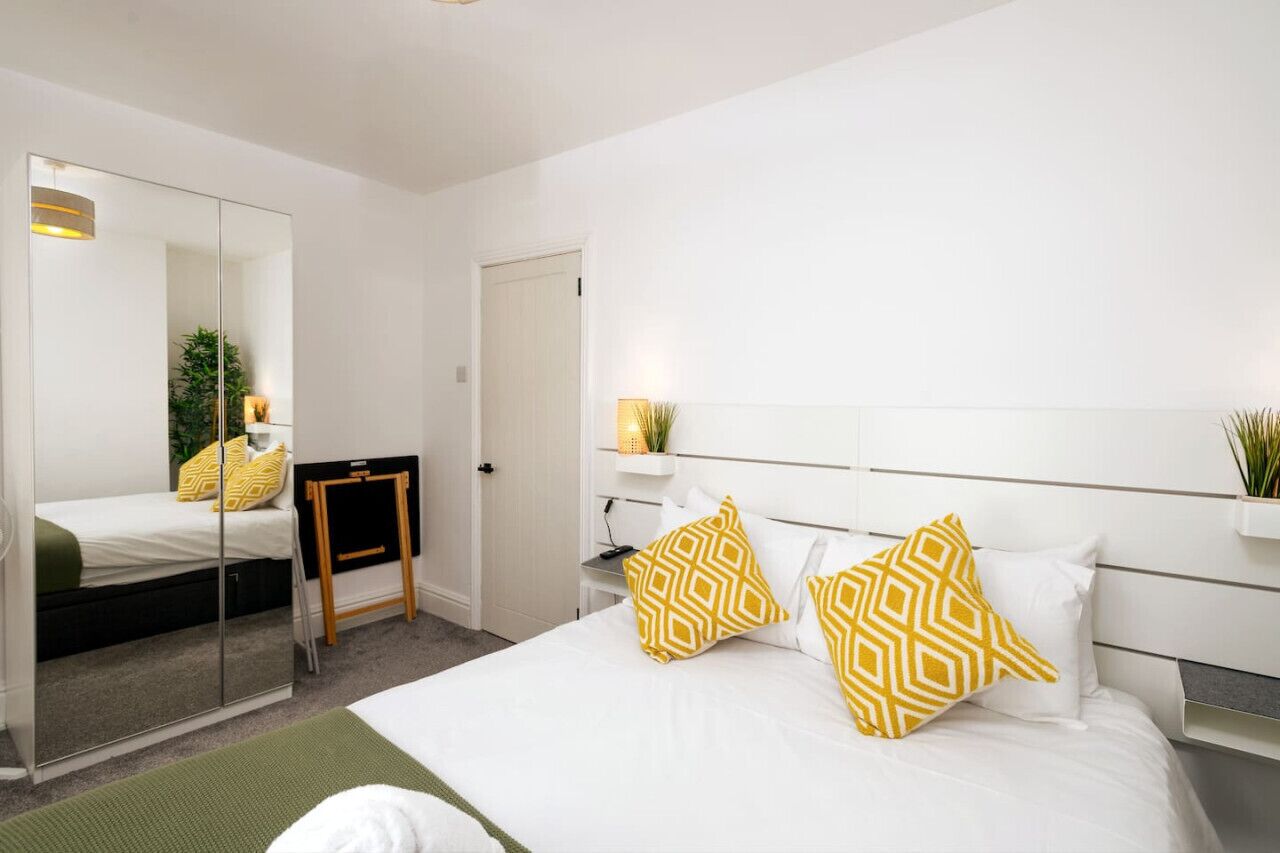 2 bedrooms, desk, iron/ironing board, travel crib