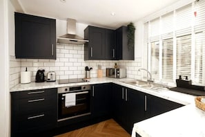 Een koelkast, een microgolfoven, een oven