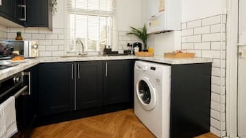 Een koelkast, een microgolfoven, een oven