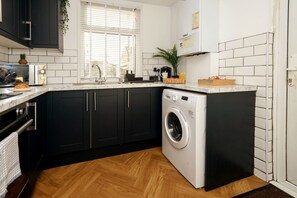 Refrigerador, microondas, horno y cafetera y tetera 