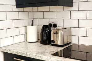 Refrigerador, microondas, horno y cafetera y tetera 