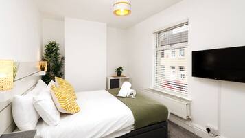 2 bedrooms, desk, iron/ironing board, travel crib