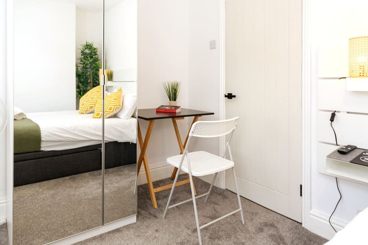 2 slaapkamers, een bureau, een strijkplank/strijkijzer, reisbedje