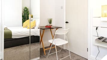 2 slaapkamers, een bureau, een strijkplank/strijkijzer, reisbedje