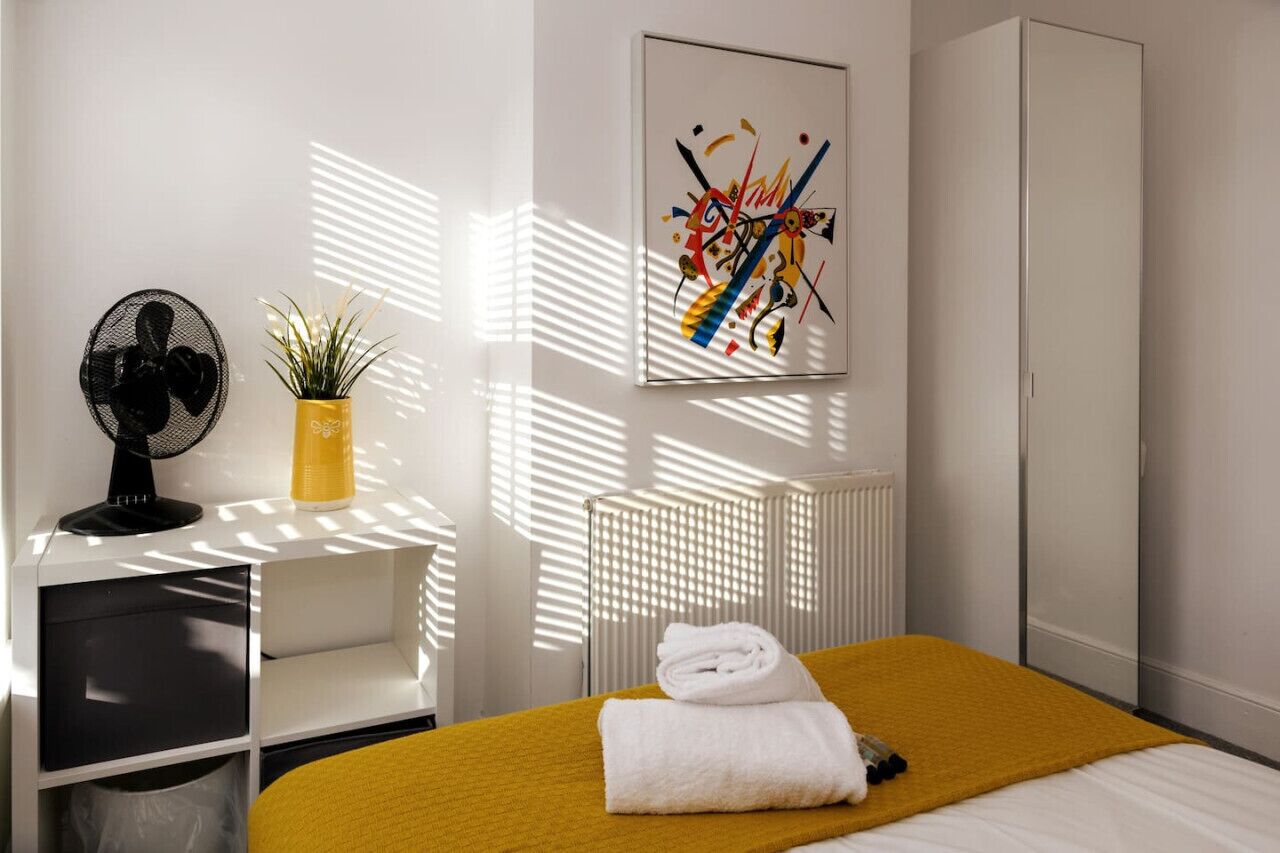 2 bedrooms, desk, iron/ironing board, travel cot