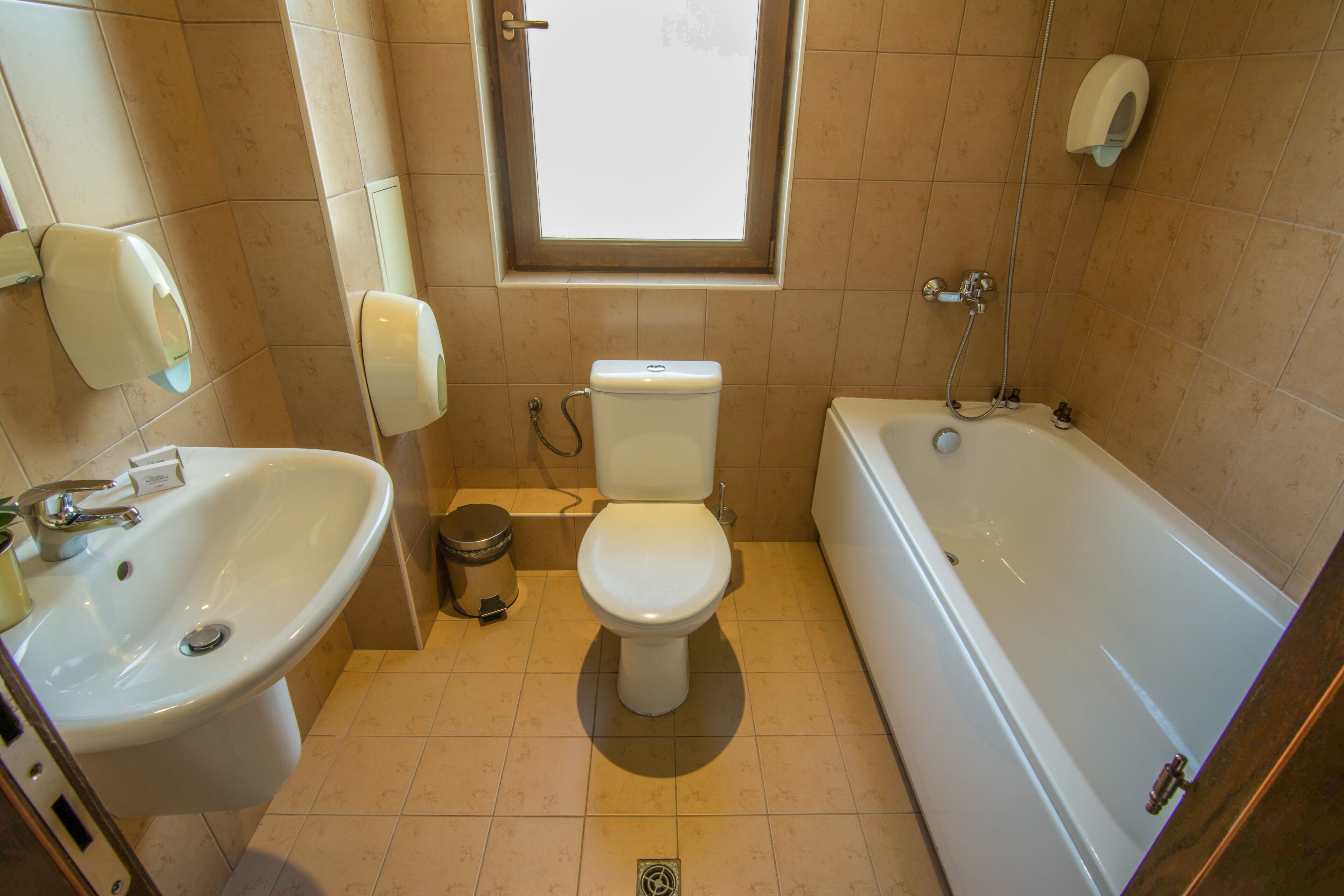 Combined shower/tub, free toiletries, towels, soap