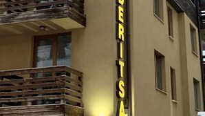 Un edificio con un letrero que dice "BANDERITSA".