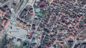 Vista satelital de un pueblo con diversas comodidades, incluyendo hoteles, alquiler de esquíes y un centro médico.