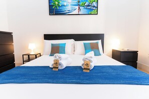 3 bedrooms, desk, travel crib, free WiFi - [400m from the Sea]*3 Exclusive Suites* with Balcony, in City Center (Pescara)