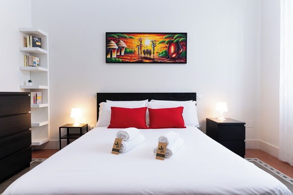 3 bedrooms, desk, travel crib, free WiFi - [400m from the Sea]*3 Exclusive Suites* with Balcony, in City Center (Pescara)