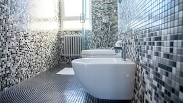 Doccia, asciugacapelli, bidet, asciugamani