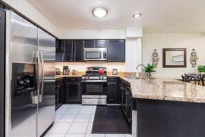 Kühlschrank, Mikrowelle, Ofen, Herdplatte