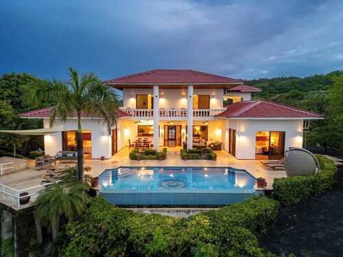Villa Allamanda • 5 BR • Infinity Pool & Sunset Panorama, Ocotal