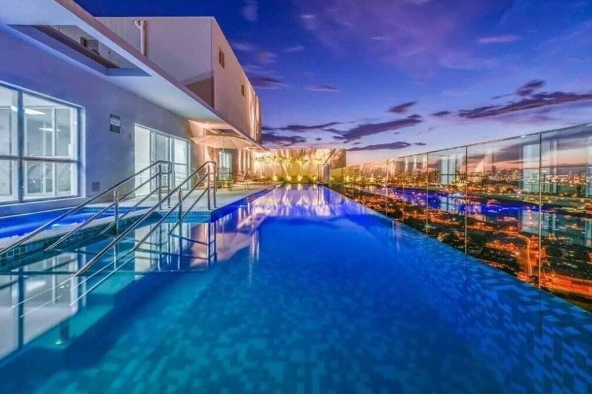 Una piscina al aire libre