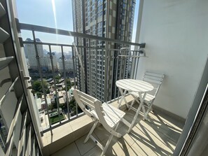 Departamento de lujo, 1 habitación | Edredón, decoración personalizada, muebles diferentes y escritorio