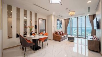 Căn hộ dành cho gia đình, 4 phòng ngủ | Chăn bông, trang trí khác biệt