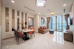 Down duvets, individually decorated, individually furnished, desk - Landmark 81 Luxury Condotel  (Ho Chi Minh City)