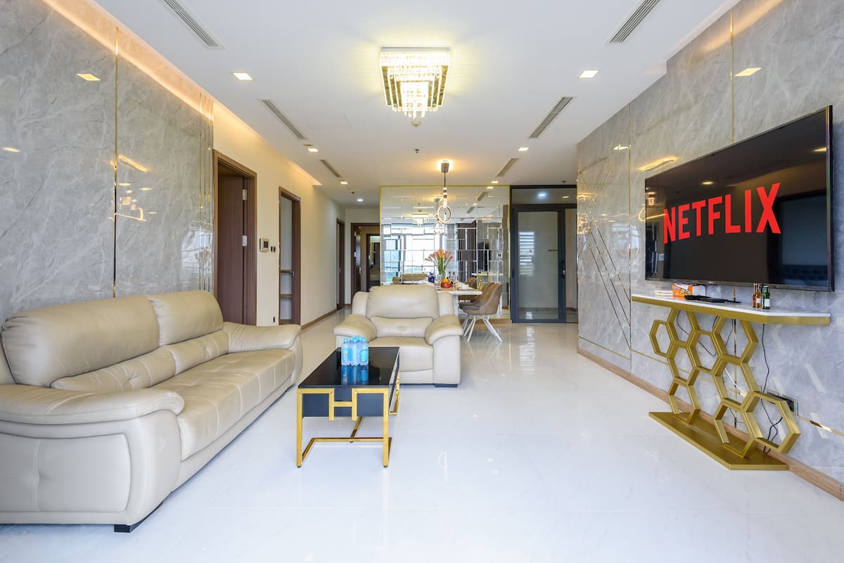 Una sala de estar moderna con sofá, mesa de centro y televisión mostrando el logotipo de Netflix.