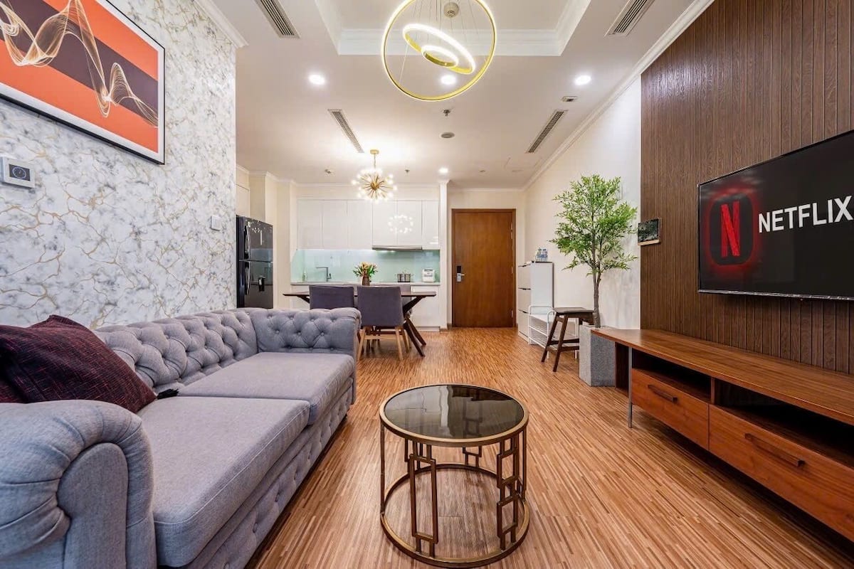 Departamento urbano, 2 habitaciones | Edredón, decoración personalizada, muebles diferentes y escritorio