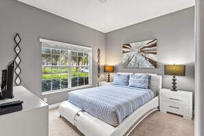 5 bedrooms, iron/ironing board, travel cot, WiFi - E-Gated Resort-5 miles to Disney-2 FREE Water Park (Osceola County)