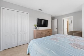 Tabla de planchar con plancha, cuna de viaje, wifi y ropa de cama 