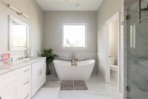 Bathroom - NEW Modern Villa- A Houston Garden Escape (Houston)