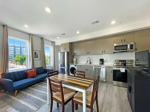 Réfrigérateur, micro-ondes, plaque de cuisson, lave-vaisselle