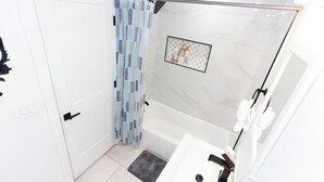 Bathroom - Capitol Hill Stay with Stunning Skyline View (Washington)